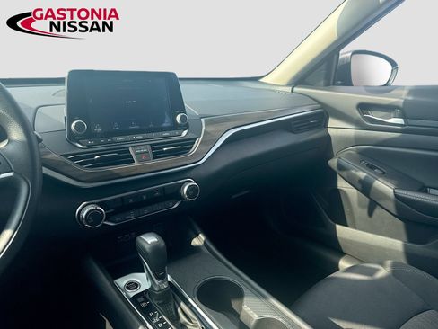 Used 2025 Nissan Altima 2.5 SV FWD image 30