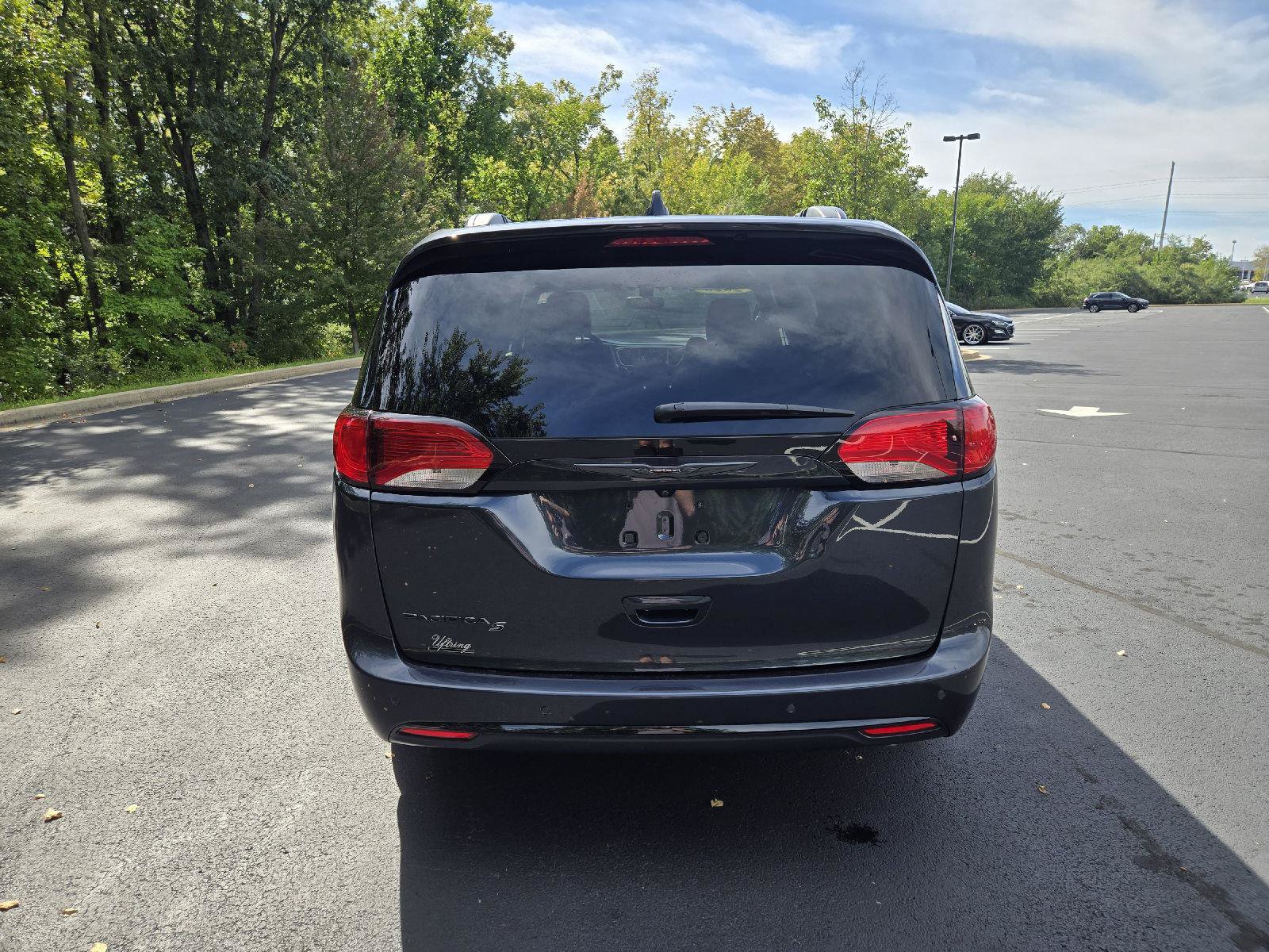 Used 2020 Chrysler Pacifica Touring-L Plus FWD image 8