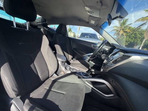 Used 2017 Hyundai Veloster FWD image 19