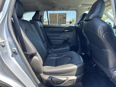 Used 2022 Toyota Highlander XLE image 23