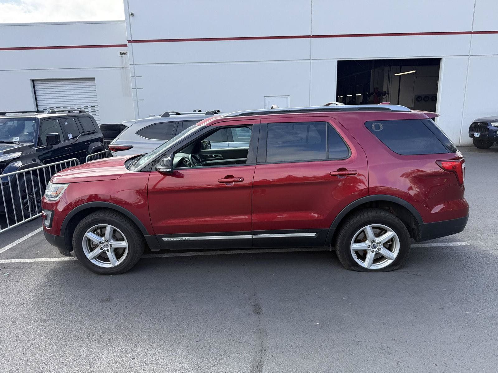 Used 2016 Ford Explorer XLT w/ Equipment Group 202A AWD/4WD image 2