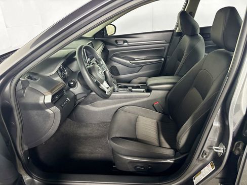 Used 2024 Nissan Altima 2.5 SV FWD image 11