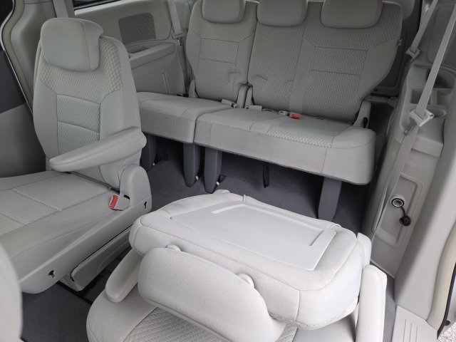 Used 2008 Chrysler Town & Country LX FWD image 12