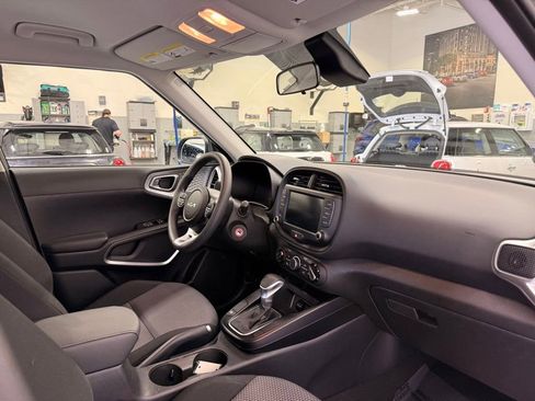 Used 2025 Kia Soul LX w/ LX Technology Package FWD image 31