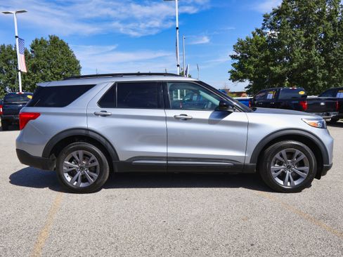 Used 2022 Ford Explorer XLT w/ Equipment Group 202A image 6