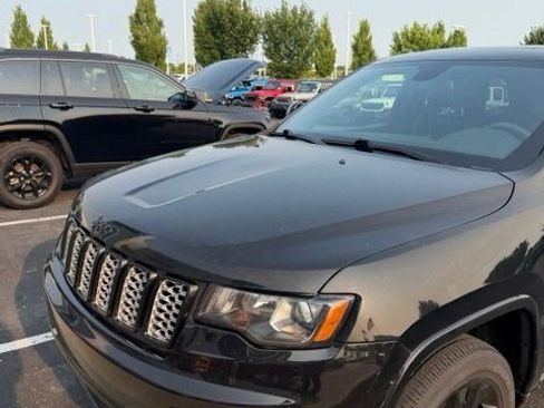 Used 2021 Jeep Grand Cherokee Laredo X AWD/4WD image 3