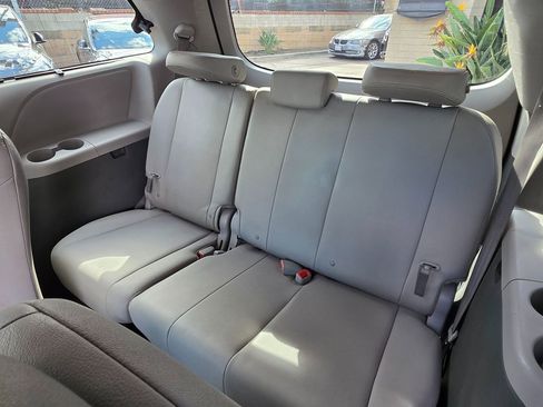 Used 2017 Toyota Sienna XLE image 26