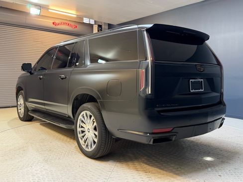 Used 2022 Cadillac Escalade ESV Premium Luxury RWD image 3