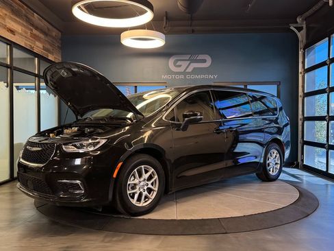 Used 2023 Chrysler Pacifica Touring-L FWD image 24