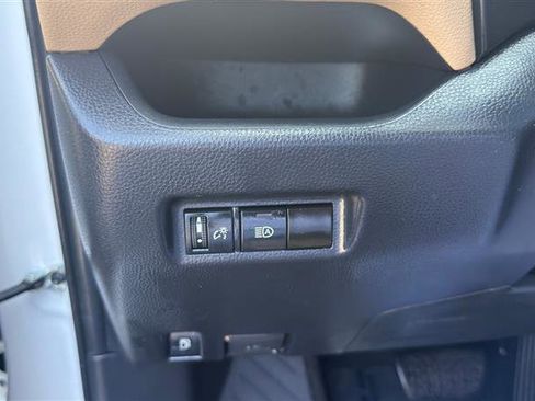 Used 2020 Toyota RAV4 LE AWD/4WD image 29