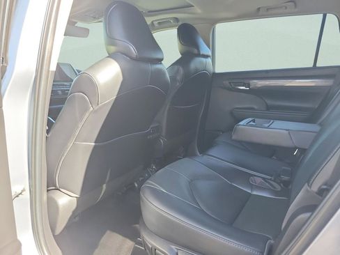Used 2022 Toyota Highlander Limited image 17