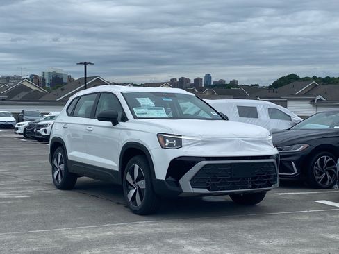 New 2026 Volkswagen Taos SE AWD/4WD image 1