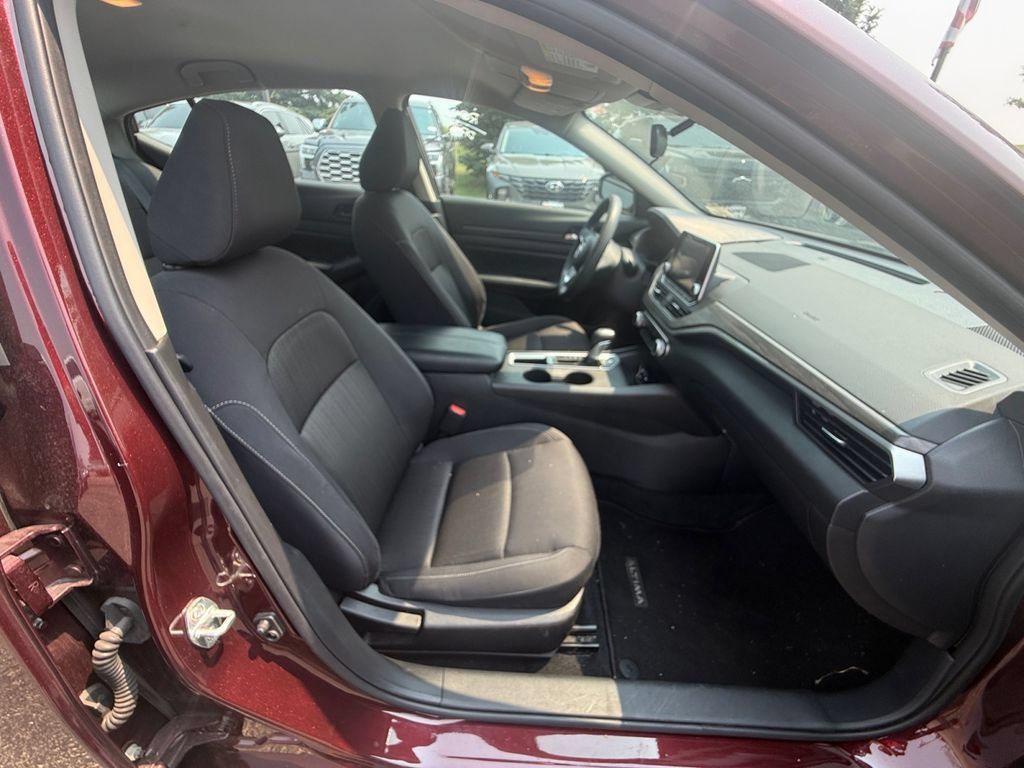 Used 2025 Nissan Altima 2.5 SV FWD image 41