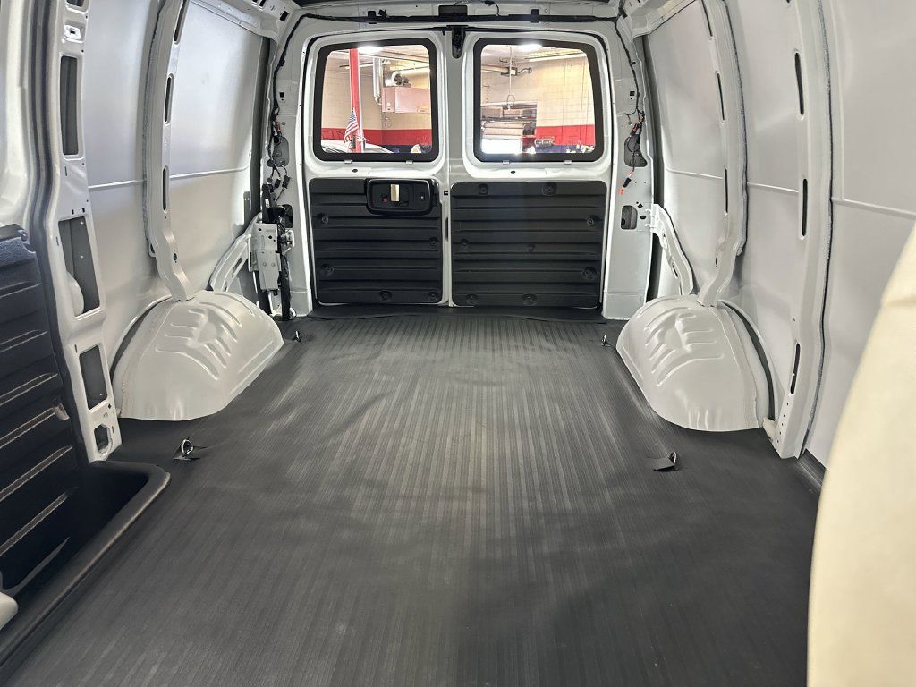 Used 2026 Chevrolet Express 2500 w/ Communications Package RWD image 24