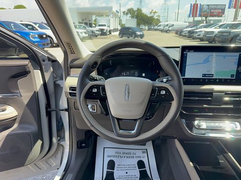 Used 2024 Lincoln Corsair FWD image 32