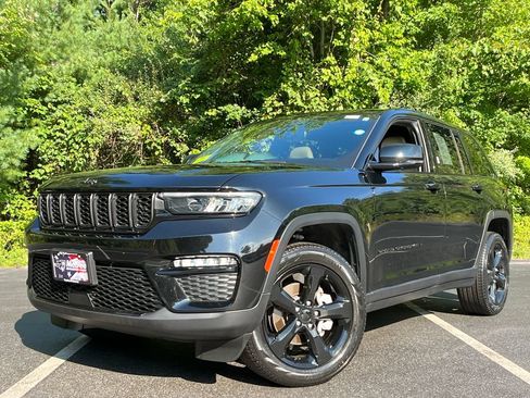 Used 2024 Jeep Grand Cherokee Limited w/ Black Appearance Package AWD/4WD image 1