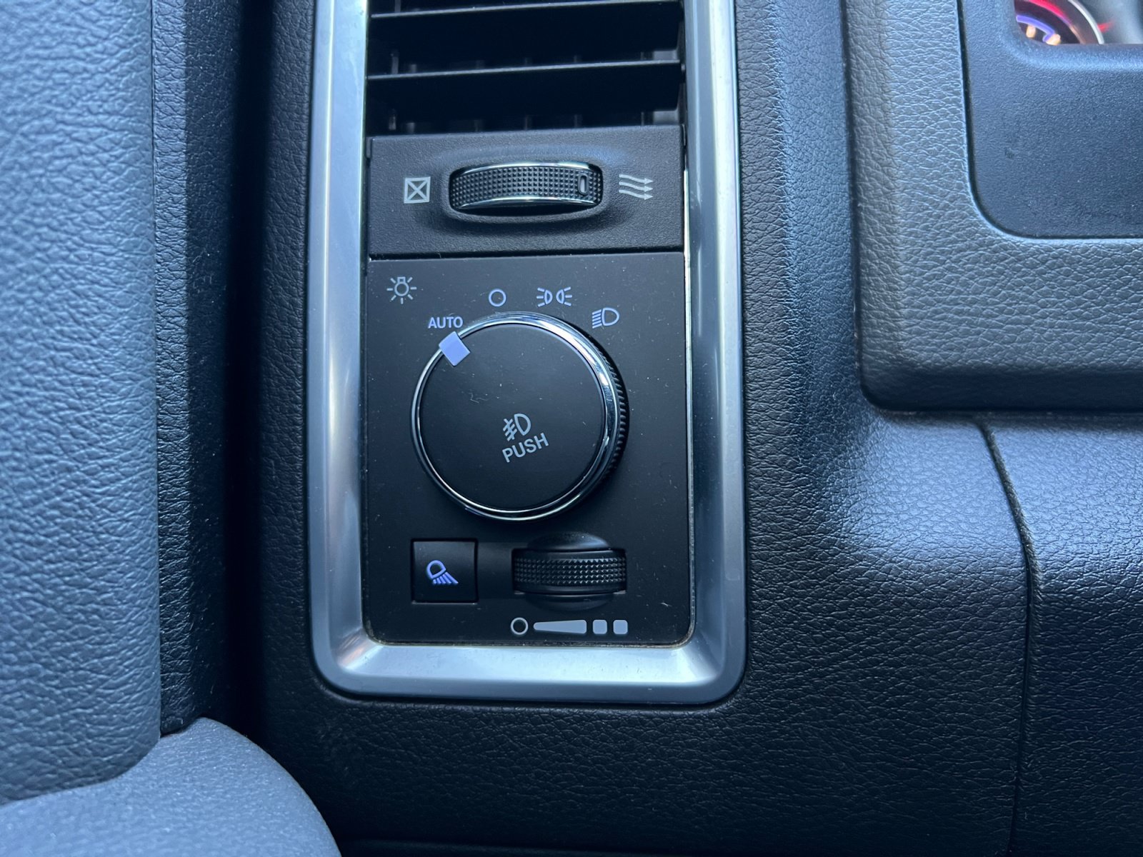 Used 2017 RAM 2500 SLT AWD/4WD image 30
