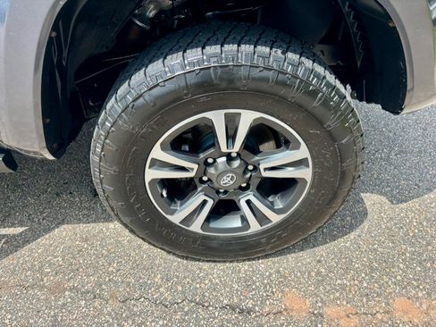 Used 2019 Toyota Tacoma TRD Sport w/ Technology Package AWD/4WD image 30