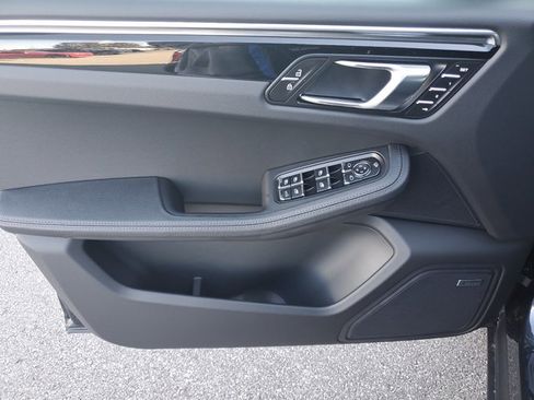 Used 2025 Porsche Macan image 28