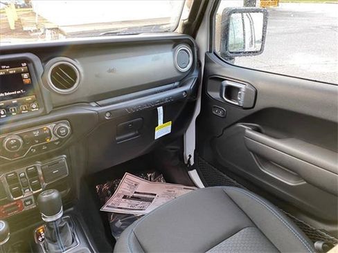 New 2022 Jeep Wrangler Unlimited Rubicon 4xe w/ Cold Weather Group image 13