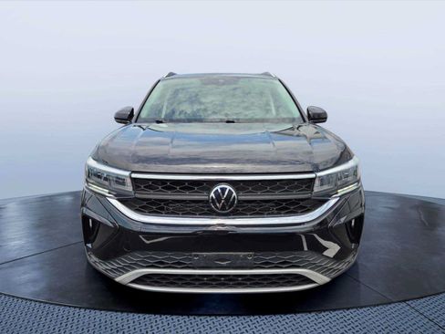 Used 2023 Volkswagen Taos SE w/ Panoramic Sunroof Package FWD image 8