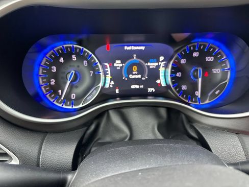 Used 2024 Chrysler Pacifica Touring-L FWD image 28