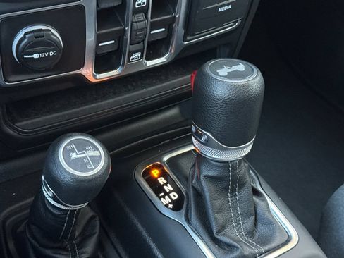 Used 2025 Jeep Wrangler Unlimited Sahara AWD/4WD image 24