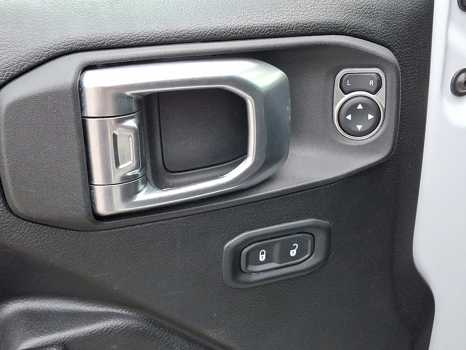 Used 2022 Jeep Wrangler Unlimited Rubicon w/ Cold Weather Group AWD/4WD image 12