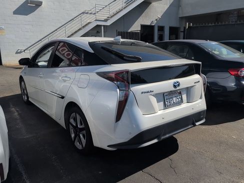 Certified 2018 Toyota Prius Three Touring image 4