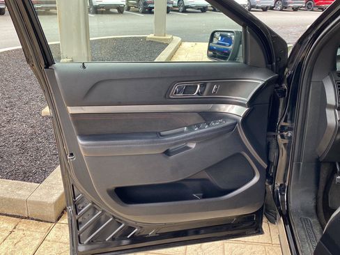 Used 2018 Ford Explorer XLT w/ Equipment Group 202A AWD/4WD image 25