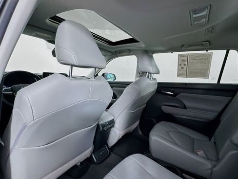 Used 2020 Toyota Highlander XLE image 18