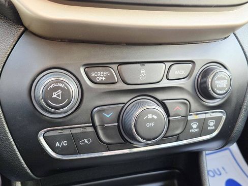 Used 2015 Jeep Cherokee Latitude w/ Cold Weather Group AWD/4WD image 22