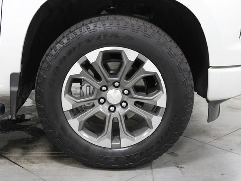 Used 2024 Chevrolet Silverado 1500 High Country w/ Technology Package AWD/4WD image 14
