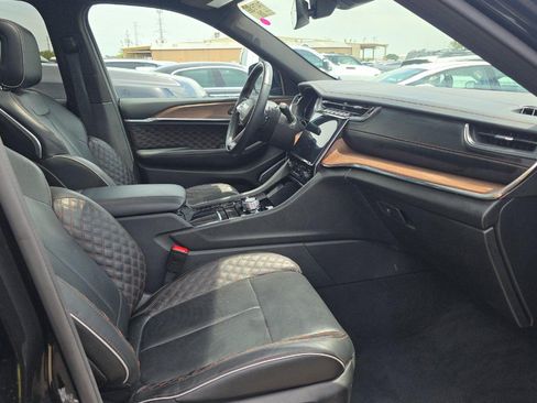 Used 2025 Jeep Grand Cherokee Summit w/ Obsidian Package AWD/4WD image 7
