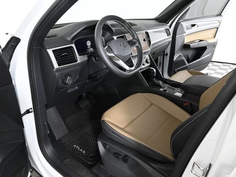 Certified 2022 Volkswagen Atlas Cross Sport SE w/ Panoramic Sunroof Package image 19