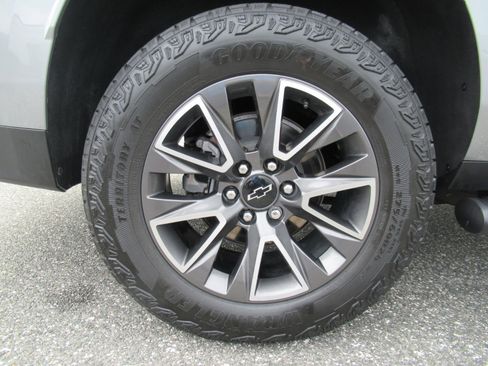 Used 2024 Chevrolet Suburban Z71 w/ Luxury Package AWD/4WD image 8