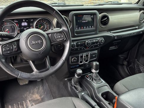 Used 2018 Jeep Wrangler Unlimited Sport S AWD/4WD image 3