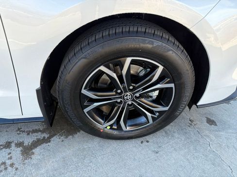 Used 2025 Toyota Sienna Platinum image 32