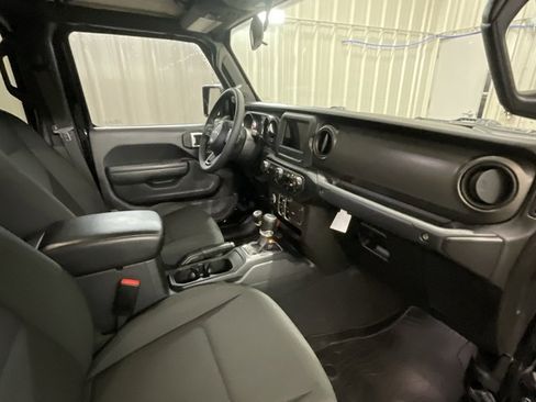 Used 2023 Jeep Gladiator Willys image 14