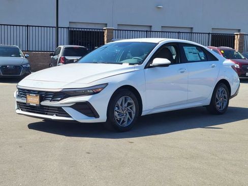 New 2026 Hyundai Elantra Hybrid FWD image 2