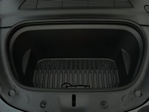 Used 2024 Tesla Model Y 2WD image 17