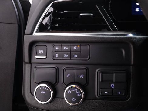 Used 2025 Chevrolet Suburban LS RWD image 13