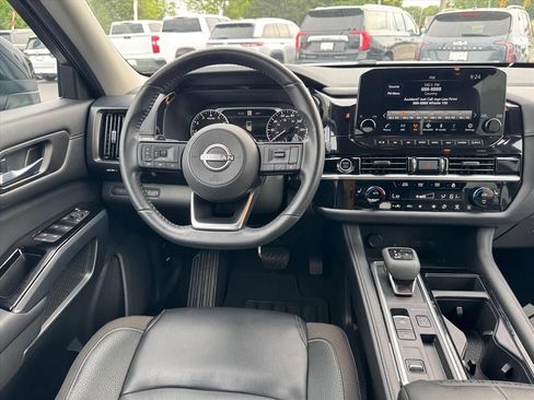 Used 2024 Nissan Pathfinder SL FWD image 14