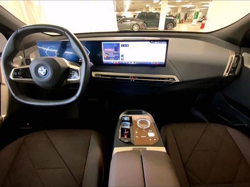 Used 2024 BMW iX xDrive50 w/ Premium Package image 7