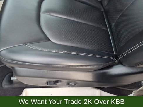 Used 2023 Chrysler Pacifica Touring-L image 10