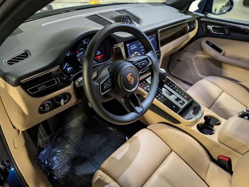 Certified 2025 Porsche Macan image 4