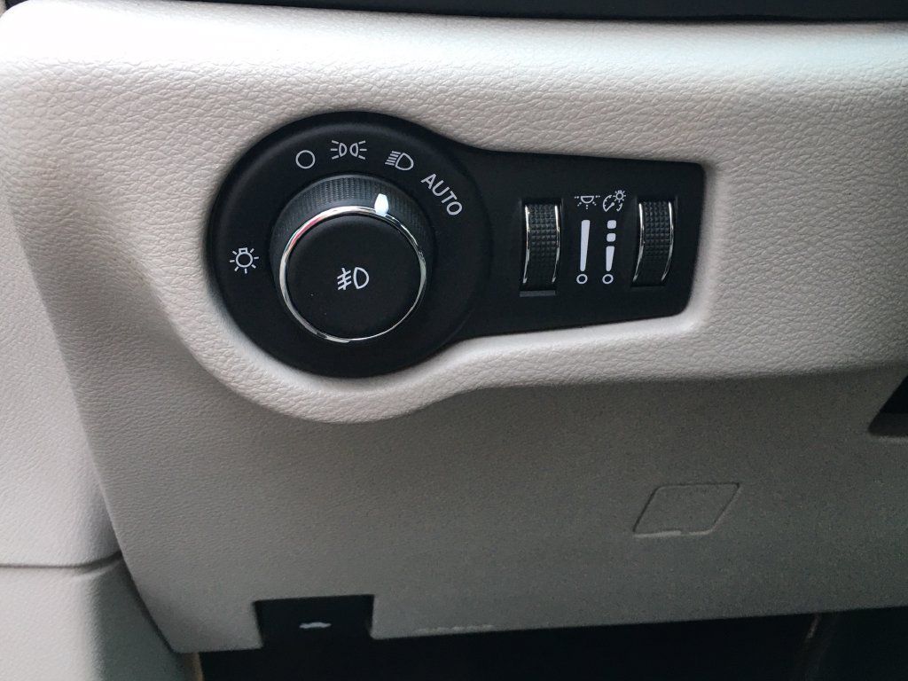 Used 2017 Chrysler Pacifica Limited FWD image 18