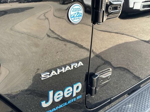 Used 2024 Jeep Wrangler Unlimited Sahara w/ Technology Group AWD/4WD image 19