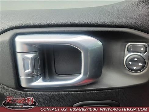 Used 2022 Jeep Wrangler Unlimited Sahara image 31