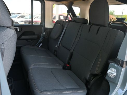 Used 2025 Jeep Wrangler Unlimited Sahara AWD/4WD image 31